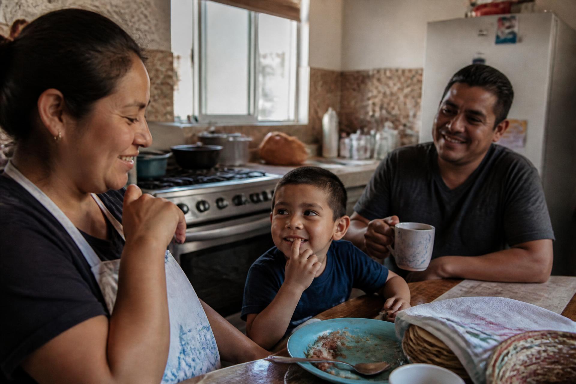 Familia en la cocina de su casa